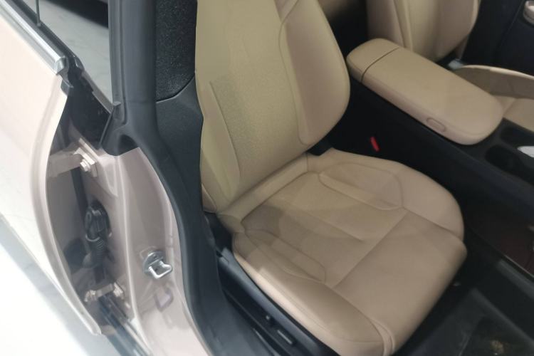 Used Nio ET5 2024 75 kWh Right Front Seat