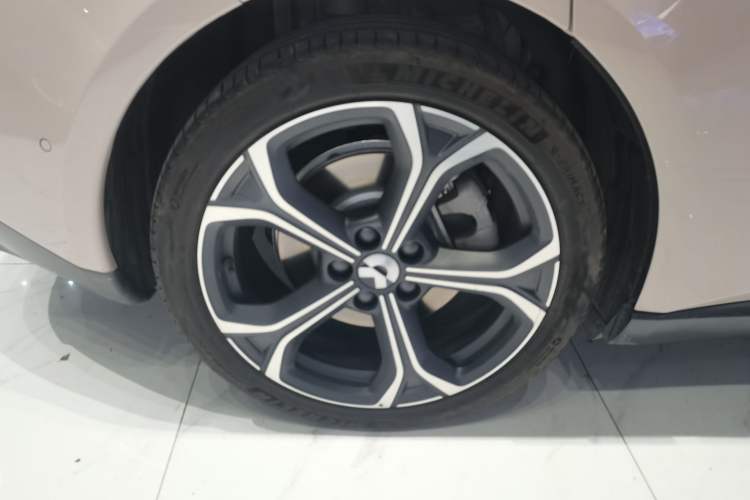 Used Nio ET5 2024 75 kWh Right Rear Wheel Hub