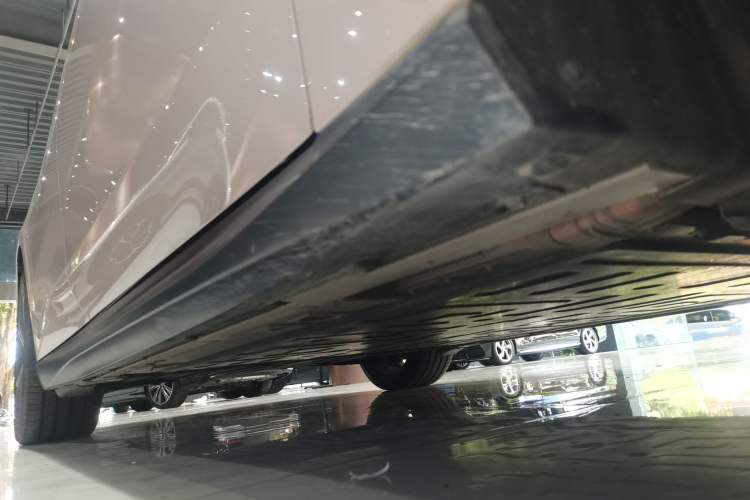 Used Nio ET5 2024 75 kWh Right Side Sill