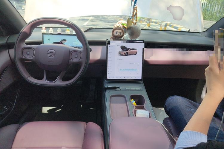 Used Nio ET5 2024 75 kWh Center Console