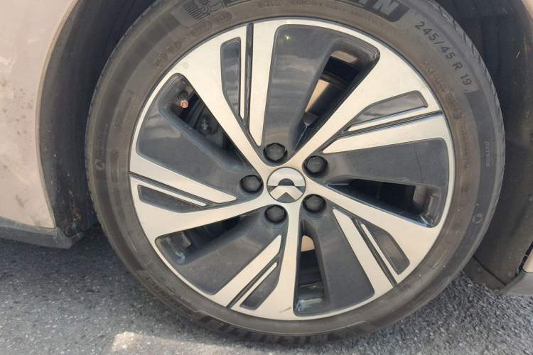 Used Nio ET5 2024 75 kWh Right Front Wheel Hub