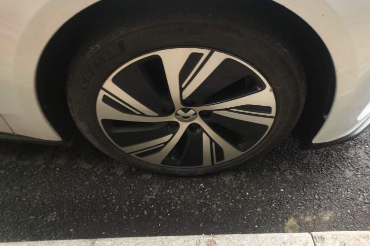 Used Nio ET5 2024 75 kWh Right Front Wheel Hub