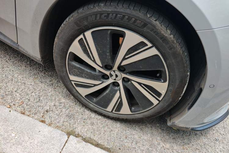 Used Nio ET5 2024 75 kWh Right Front Wheel Hub