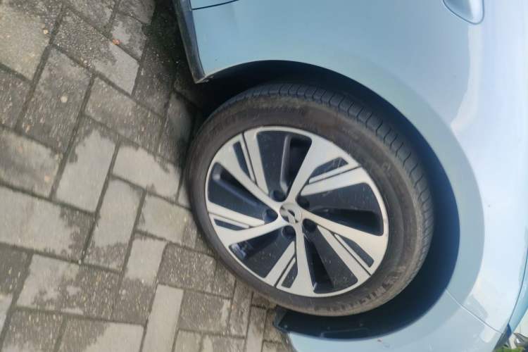 Used Nio ET5 2024 75 kWh Right Front Wheel Hub