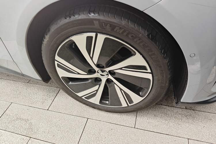 Used Nio ET5 2024 75 kWh Right Front Wheel Hub