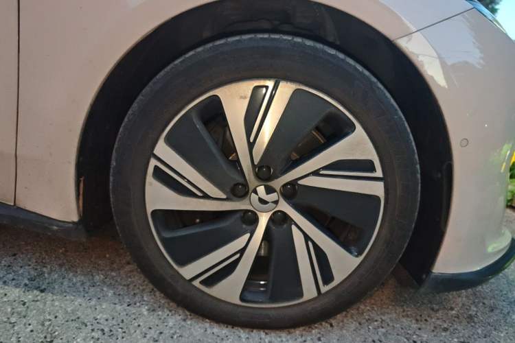 Used Nio ET5 2024 75 kWh Right Front Wheel Hub
