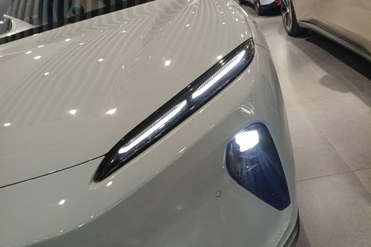 Used Nio ET5 2024 75 kWh Left Front Headlight