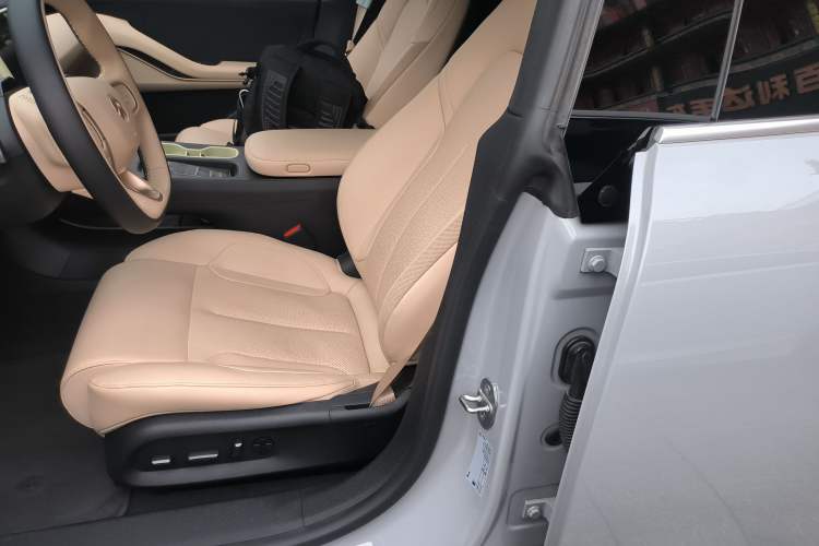 Used Nio ET5 2024 75 kWh Left Front Seat