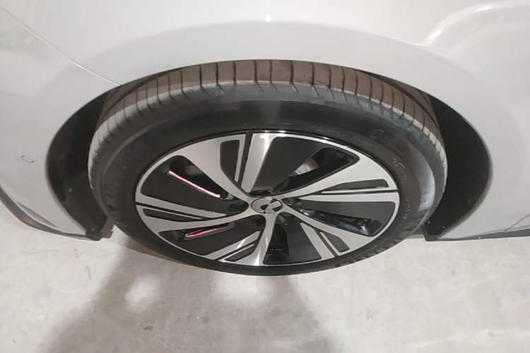 Used Nio ET5 2024 75 kWh Left Front Wheel Hub