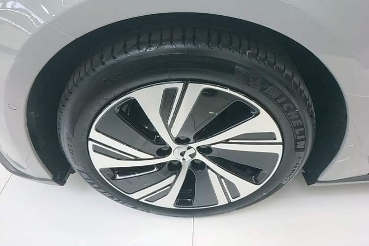 Used Nio ET5 2024 75 kWh Left Front Wheel Hub
