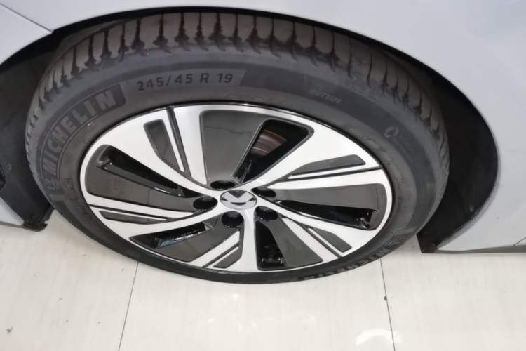 Used Nio ET5 2024 75 kWh Left Front Wheel Hub