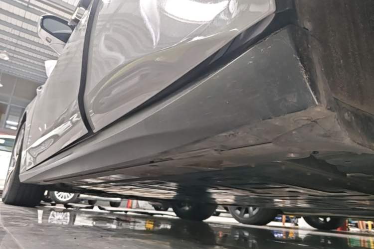 Used Nio ET5 2024 75 kWh Left Side Sill