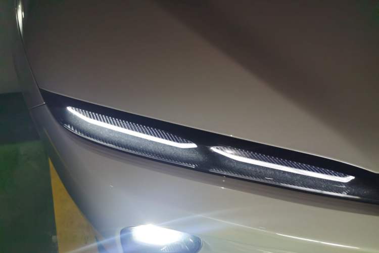 Used Nio ET5 2024 75 kWh Right Front Headlight