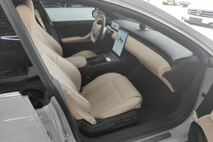 Used Nio ET5 2024 75 kWh Right Front Seat