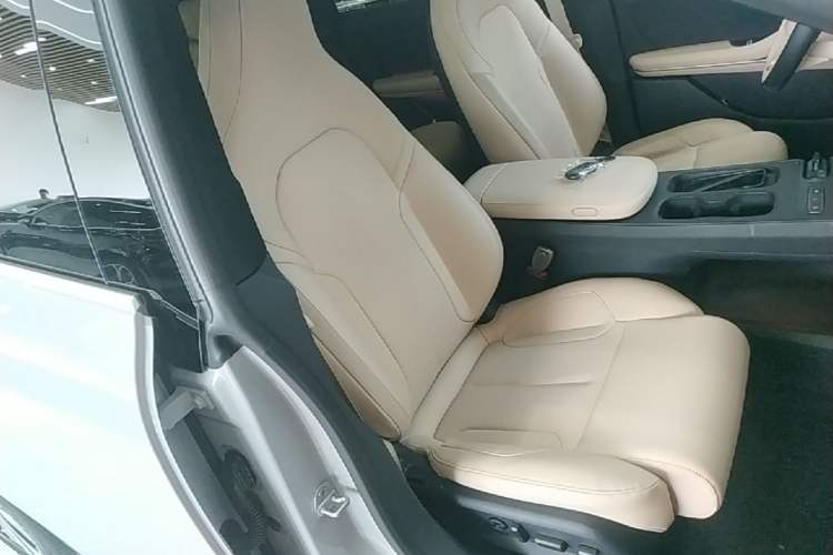 Used Nio ET5 2024 75 kWh Right Front Seat