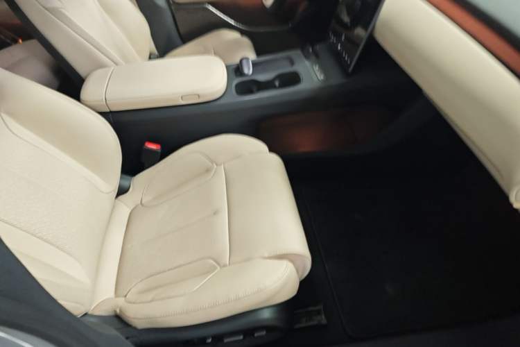 Used Nio ET5 2024 75 kWh Right Front Seat