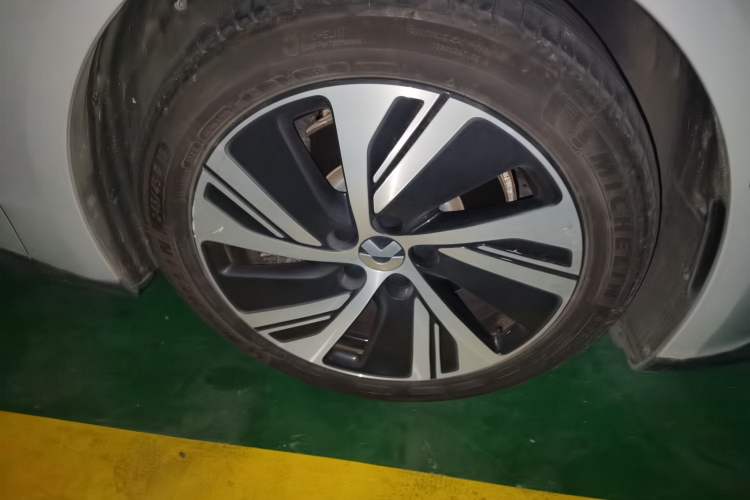 Used Nio ET5 2024 75 kWh Right Front Wheel Hub