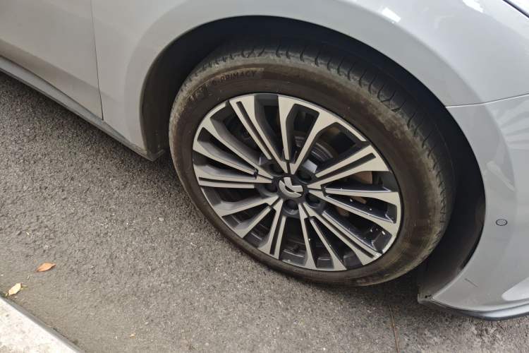 Used Nio ET5 2024 75 kWh Right Front Wheel Hub