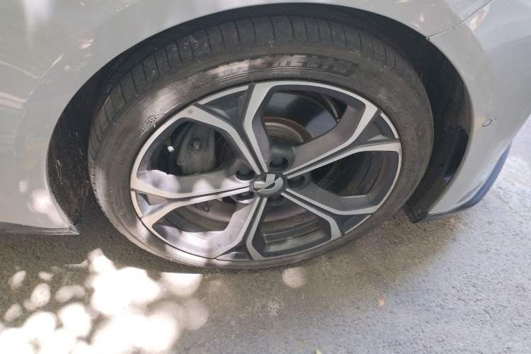 Used Nio ET5 2024 75 kWh Right Front Wheel Hub