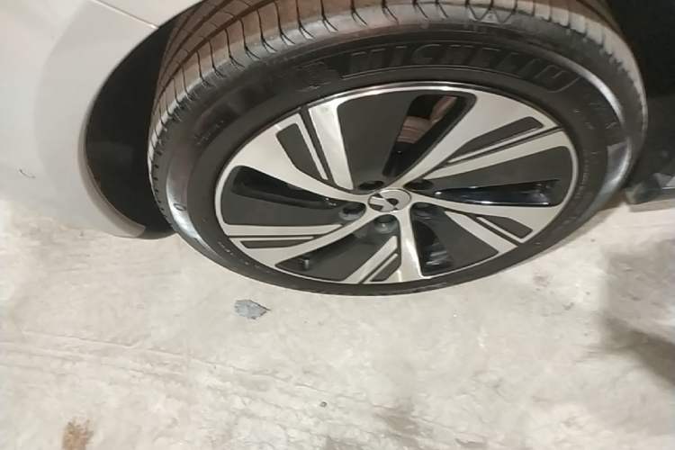 Used Nio ET5 2024 75 kWh Right Rear Wheel Hub