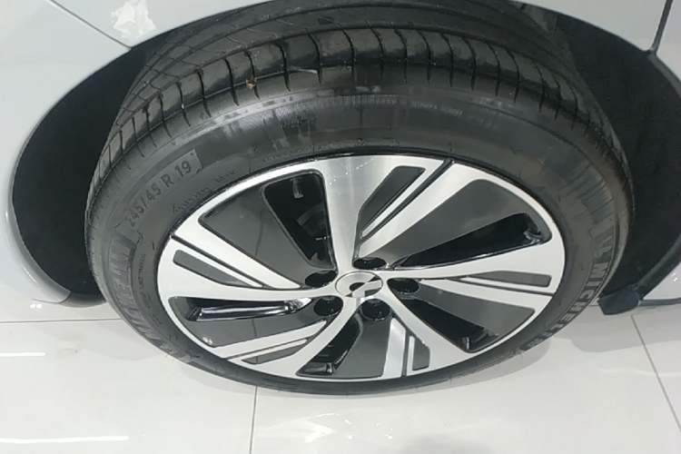 Used Nio ET5 2024 75 kWh Right Rear Wheel Hub