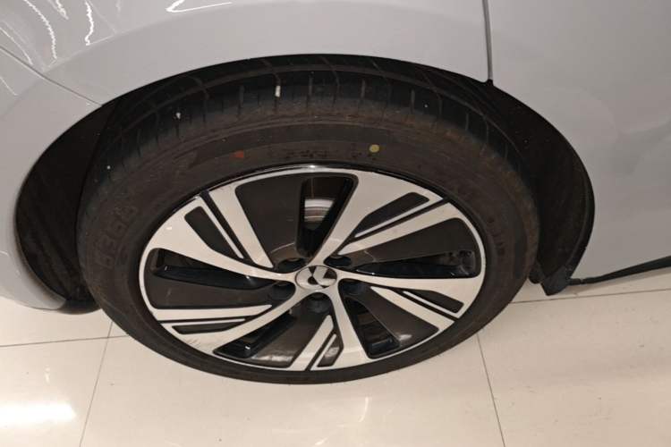 Used Nio ET5 2024 75 kWh Right Rear Wheel Hub