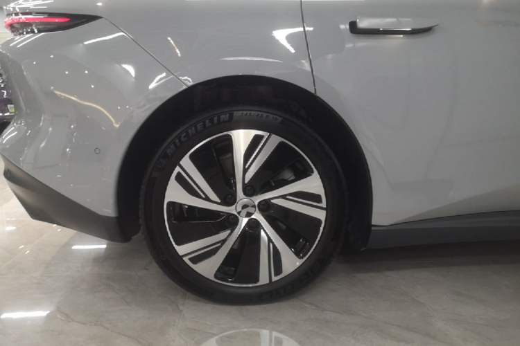 Used Nio ET5 2024 75 kWh Right Rear Wheel Hub