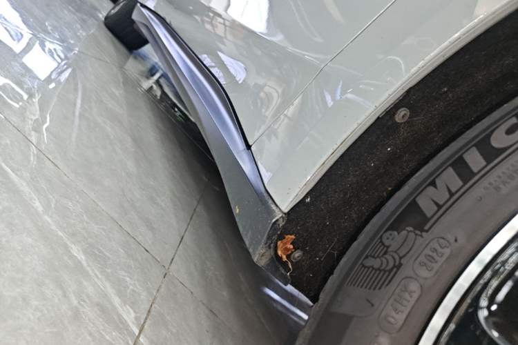 Used Nio ET5 2024 75 kWh Right Side Sill