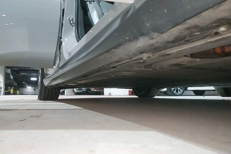 Used Nio ET5 2024 75 kWh Right Side Sill