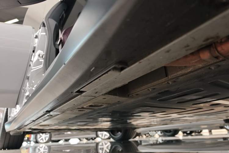 Used Nio ET5 2024 75 kWh Right Side Sill
