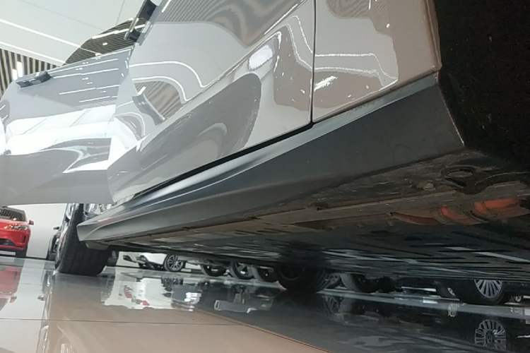 Used Nio ET5 2024 75 kWh Right Side Sill