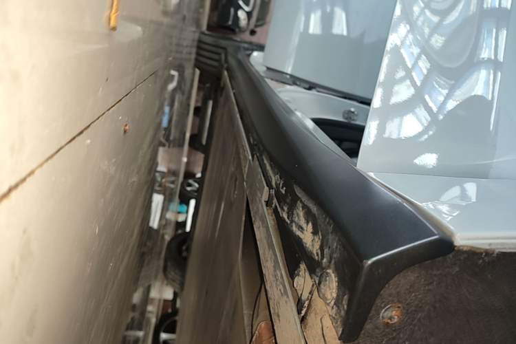 Used Nio ET5 2024 75 kWh Right Side Sill