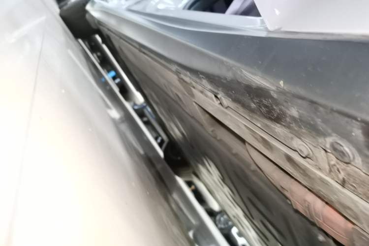 Used Nio ET5 2024 75 kWh Right Side Sill
