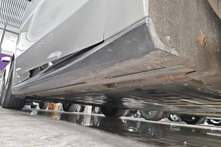 Used Nio ET5 2024 75 kWh Right Side Sill