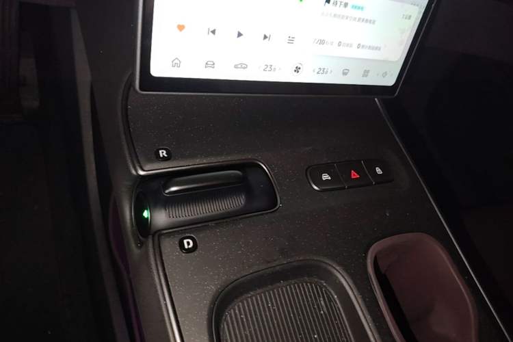 Used Nio ET5 2024 75 kWh Gear Lever