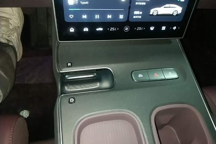 Used Nio ET5 2024 75 kWh Gear Lever