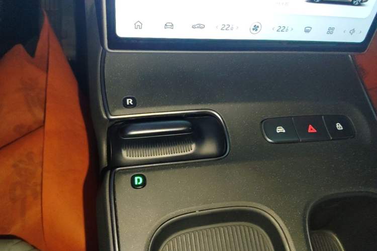 Used Nio ET5 2024 75 kWh Gear Lever