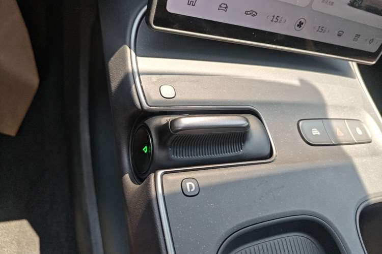 Used Nio ET5 2024 75 kWh Gear Lever