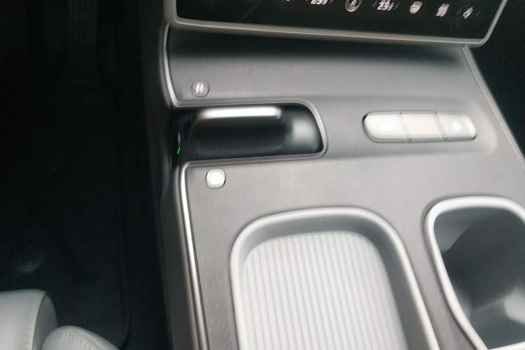 Used Nio ET5 2024 75 kWh Gear Lever