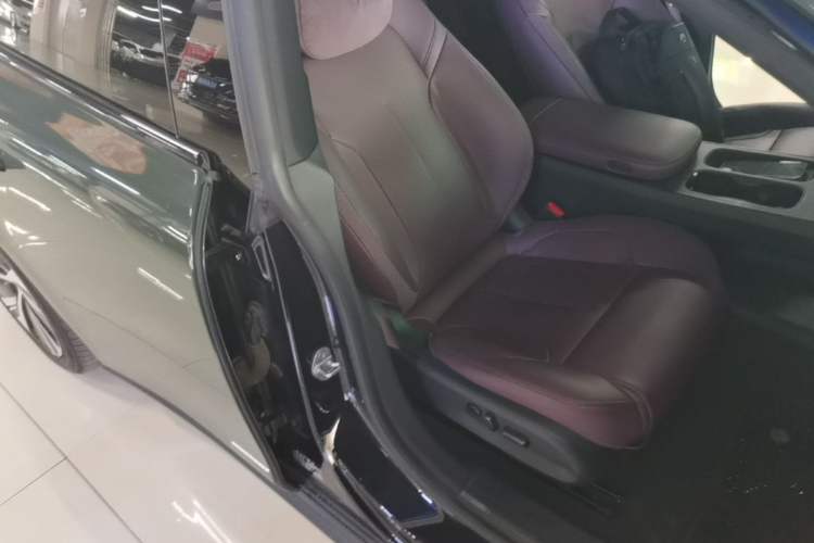 Used Nio ET5 2024 75 kWh Right Front Seat