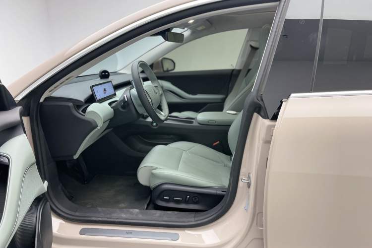 Used Nio ET5 2024 75 kWh Interior 3