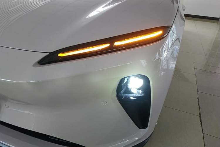 Used Nio ET5 2024 75 kWh Left Front Headlight