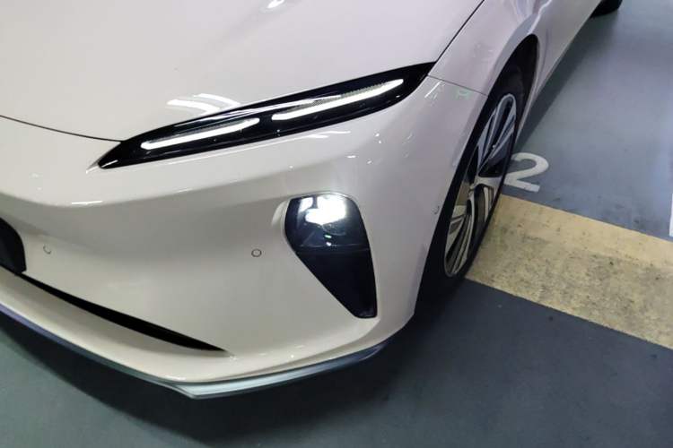 Used Nio ET5 2024 75 kWh Left Front Headlight