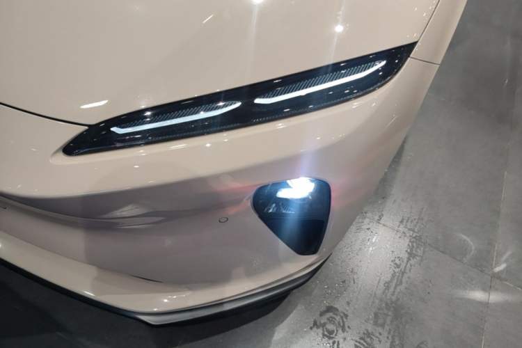 Used Nio ET5 2024 75 kWh Left Front Headlight
