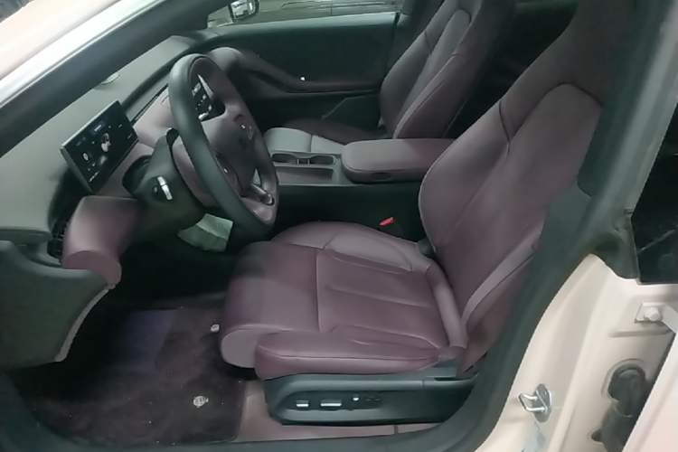 Used Nio ET5 2024 75 kWh Left Front Seat