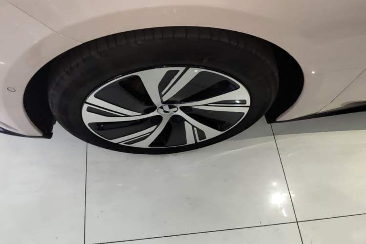 Used Nio ET5 2024 75 kWh Left Front Wheel Hub