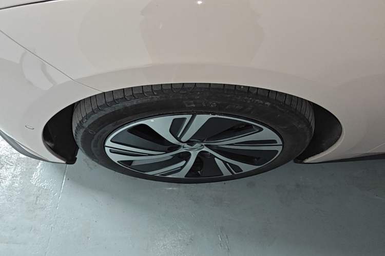 Used Nio ET5 2024 75 kWh Left Front Wheel Hub