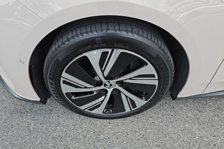 Used Nio ET5 2024 75 kWh Left Front Wheel Hub