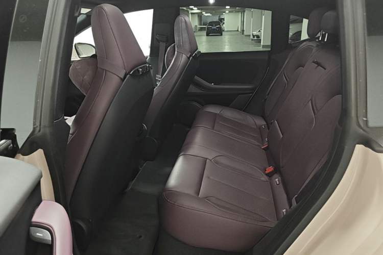 Used Nio ET5 2024 75 kWh Left Rear Seat