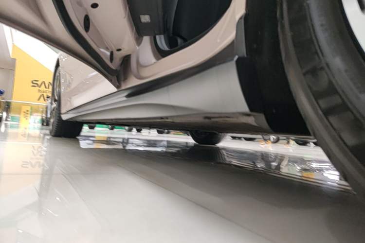 Used Nio ET5 2024 75 kWh Left Side Sill